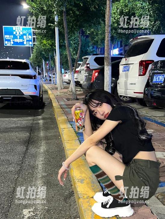 56吃瓜网页：在线排队等瓜，心里也默默期待！