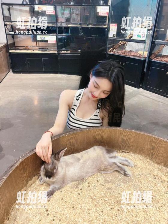 首页热搜榜波澜壮阔，cgg黑料则是默默看戏的隔壁村民！