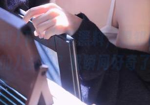 下载扒哥黑料，想知道隔壁老王的八卦吗？我瞬间好奇了！